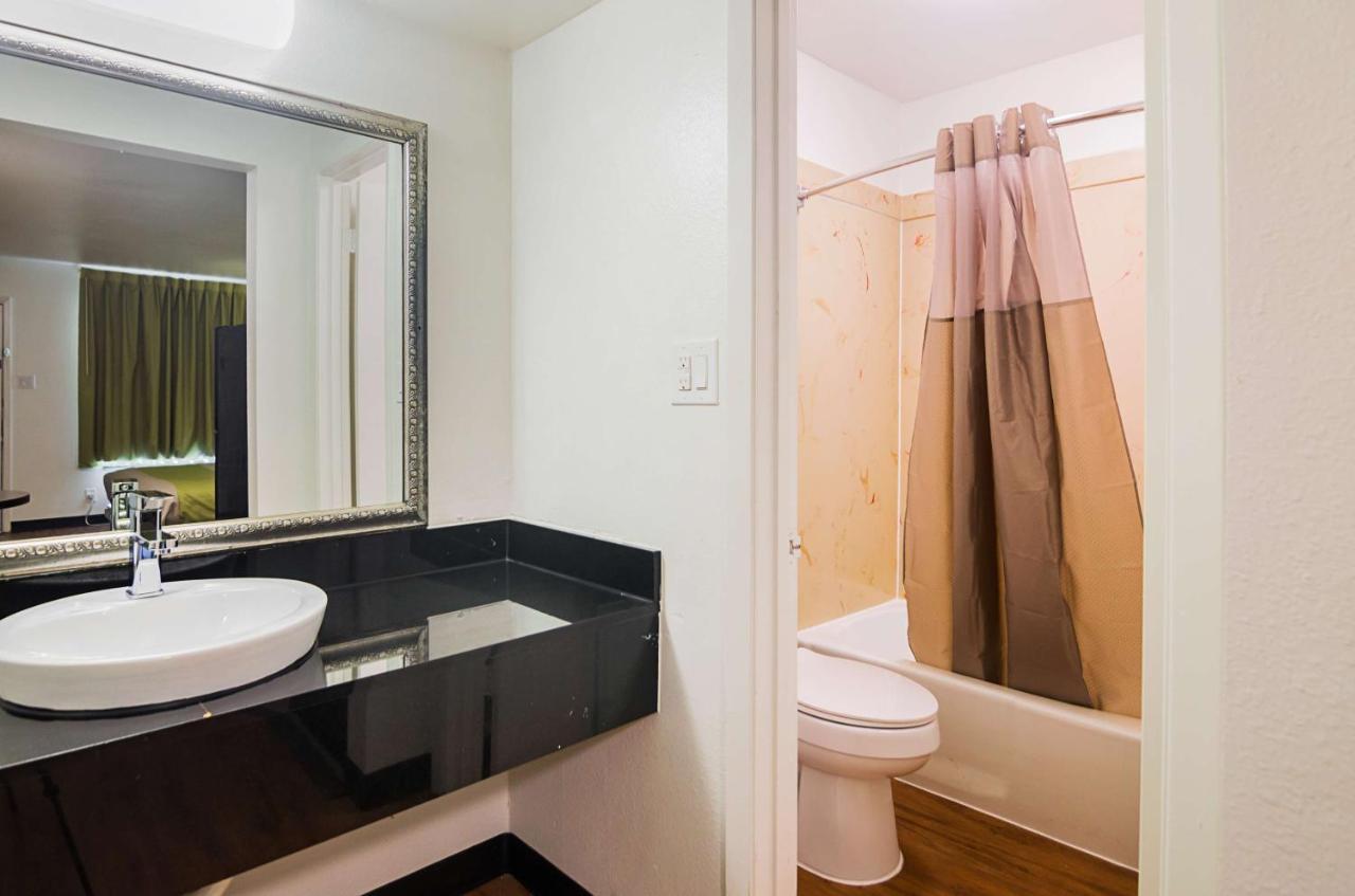 Hotel 6-tyler, Tx 2*